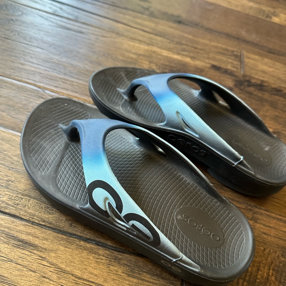 Oofos  Flip Flops in Excellent Conition